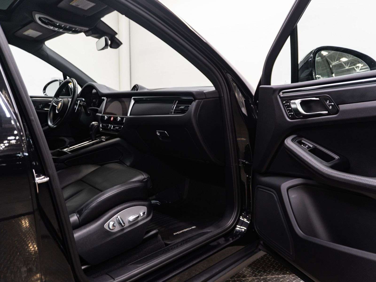 2023 Porsche Macan | One Owner, No Accidents, Excellent Condition thumb 24