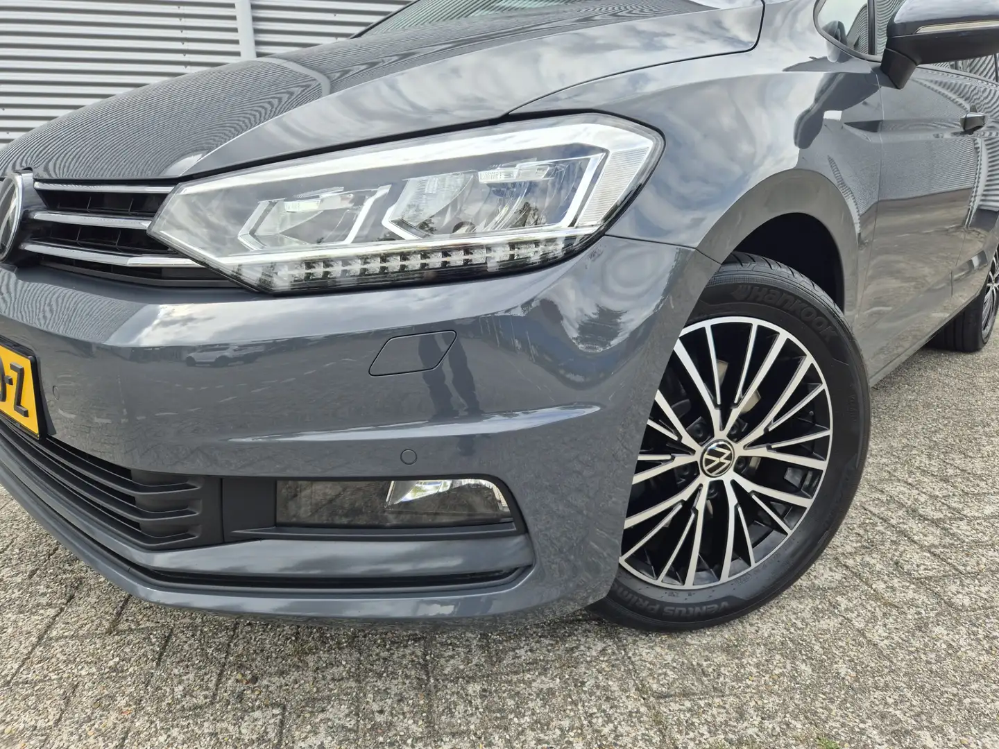 Volkswagen Touran 1.5 TSI 7p Autom,Panorama,airco,adap cruise,nav/ca Grijs - 2