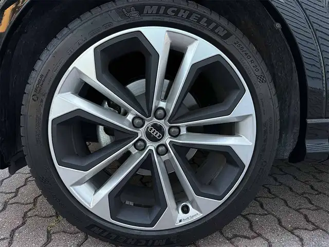 Audi Q3 view 9