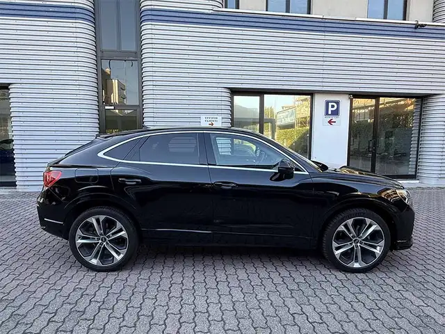 Audi Q3 view 4