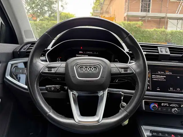 Audi Q3 view 11