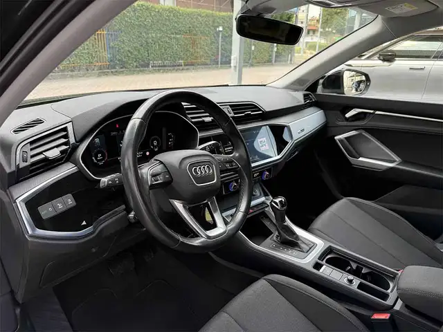 Audi Q3 view 10