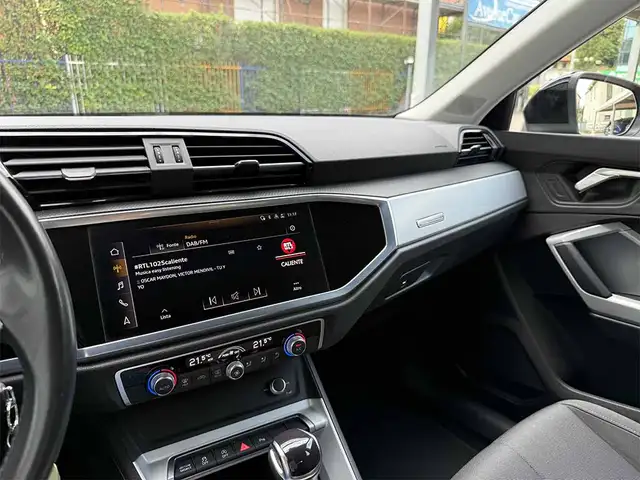 Audi Q3 view 15