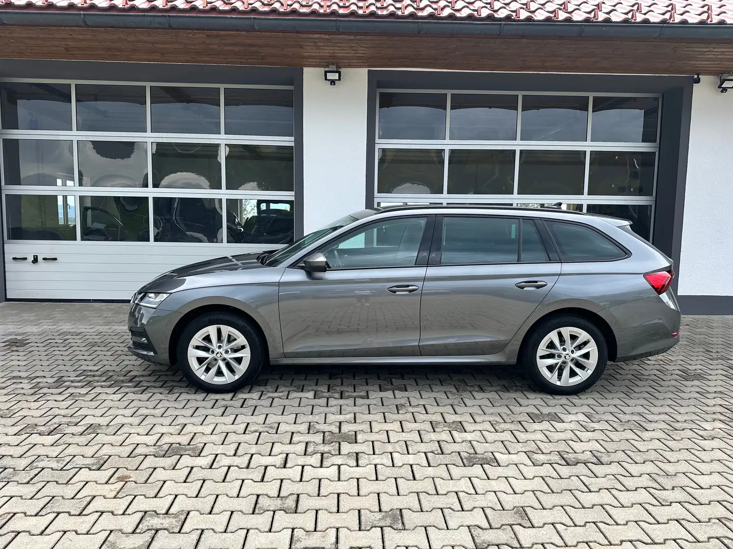 Skoda Octavia Combi Ambition 4x4 2,0 TDI DSG *AHV*DIGITAL*ACC* Grau - 2