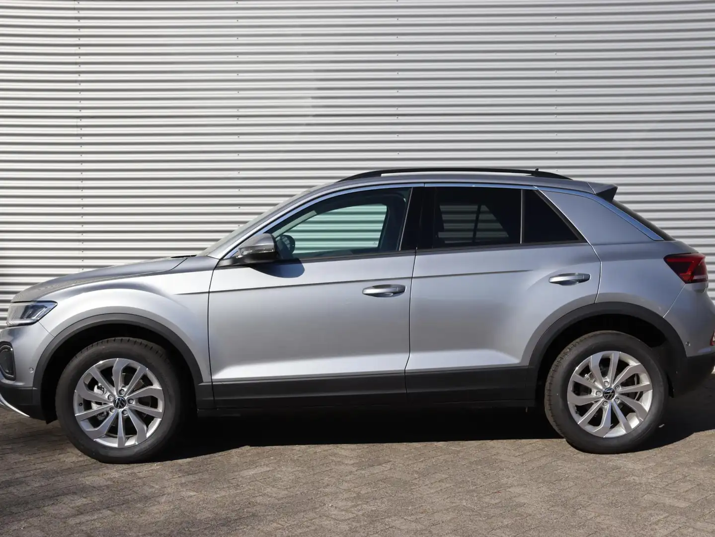 Volkswagen T-Roc Life Edition 1.5 110 kW / 150 pk TSI SUV 7 versn. Zilver - 2