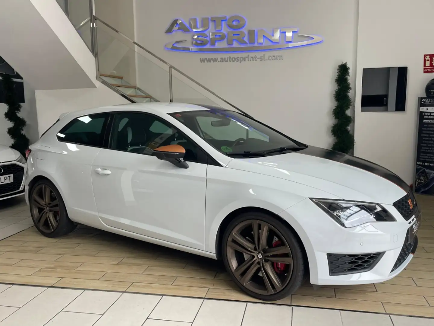 SEAT Leon SC 2.0 TSI S&S Cupra 290 Wit - 2