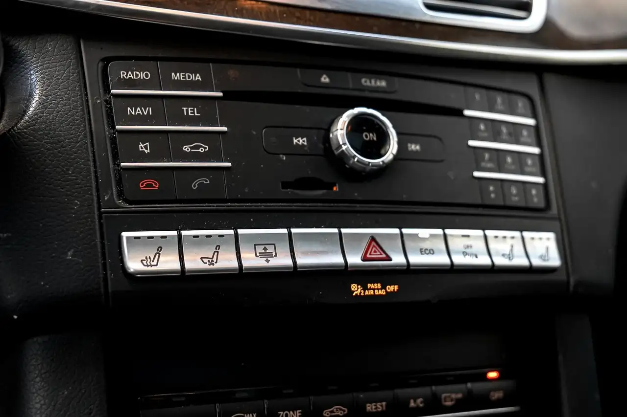 Mercedes-Benz E-Class снимка Mercedes-Benz E-Class