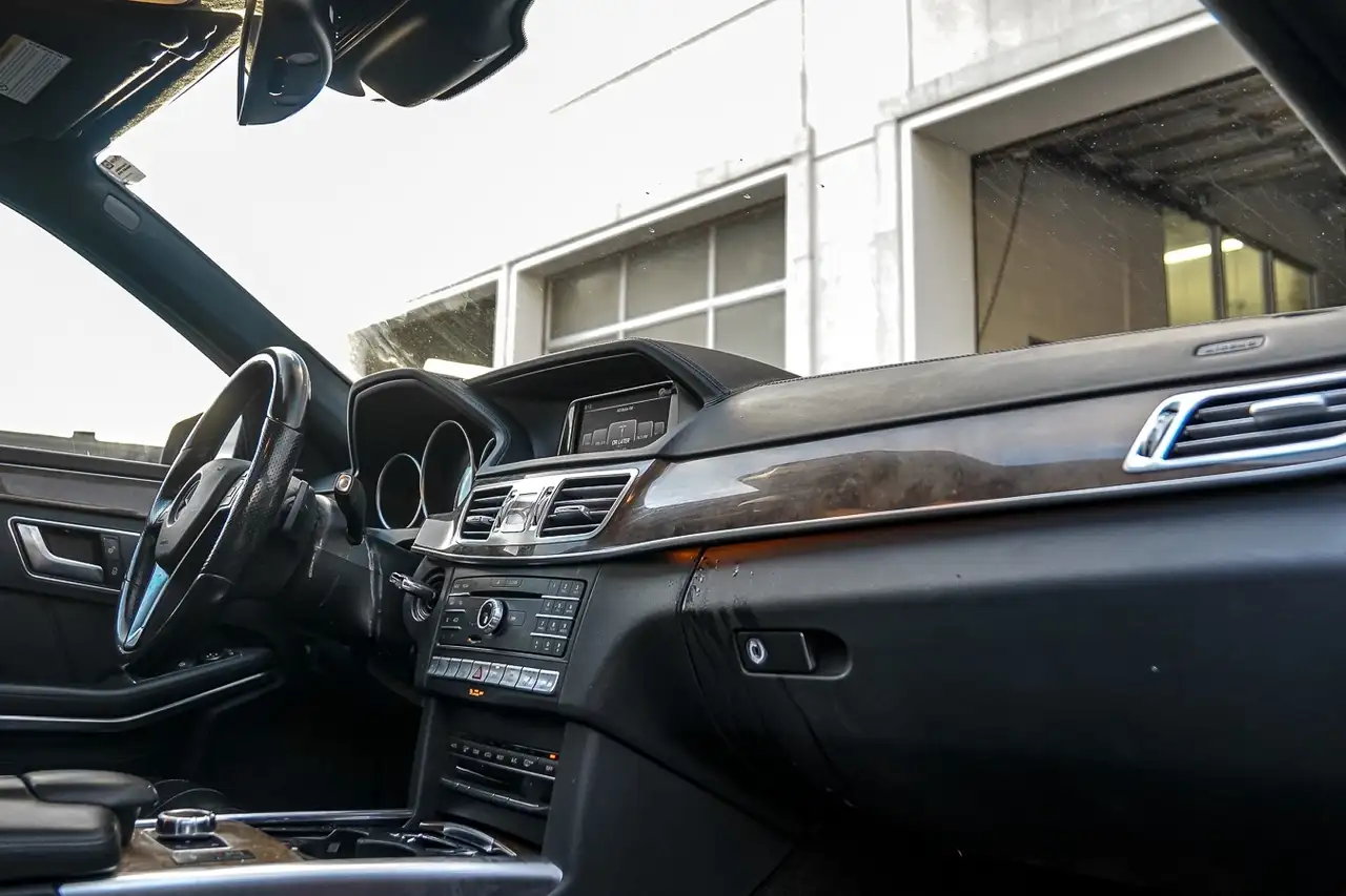Mercedes-Benz E-Class снимка Mercedes-Benz E-Class