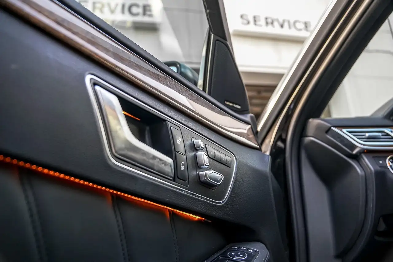 Mercedes-Benz E-Class снимка Mercedes-Benz E-Class