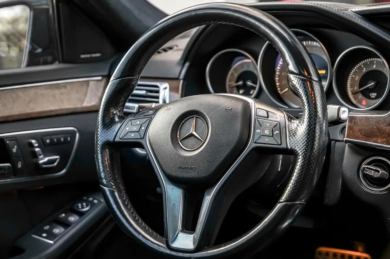 Mercedes-Benz E-Class снимка Mercedes-Benz E-Class