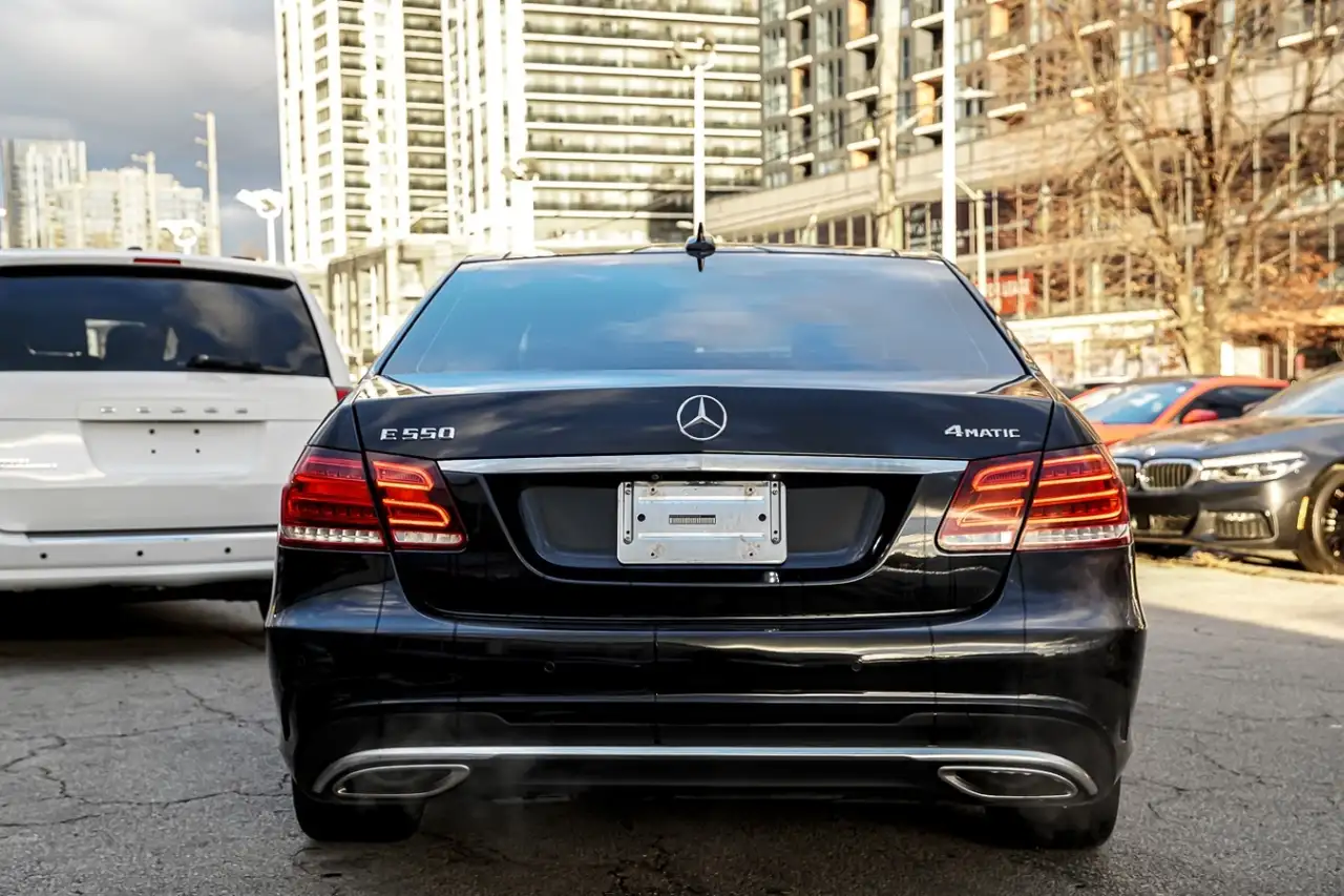 Mercedes-Benz E-Class снимка Mercedes-Benz E-Class