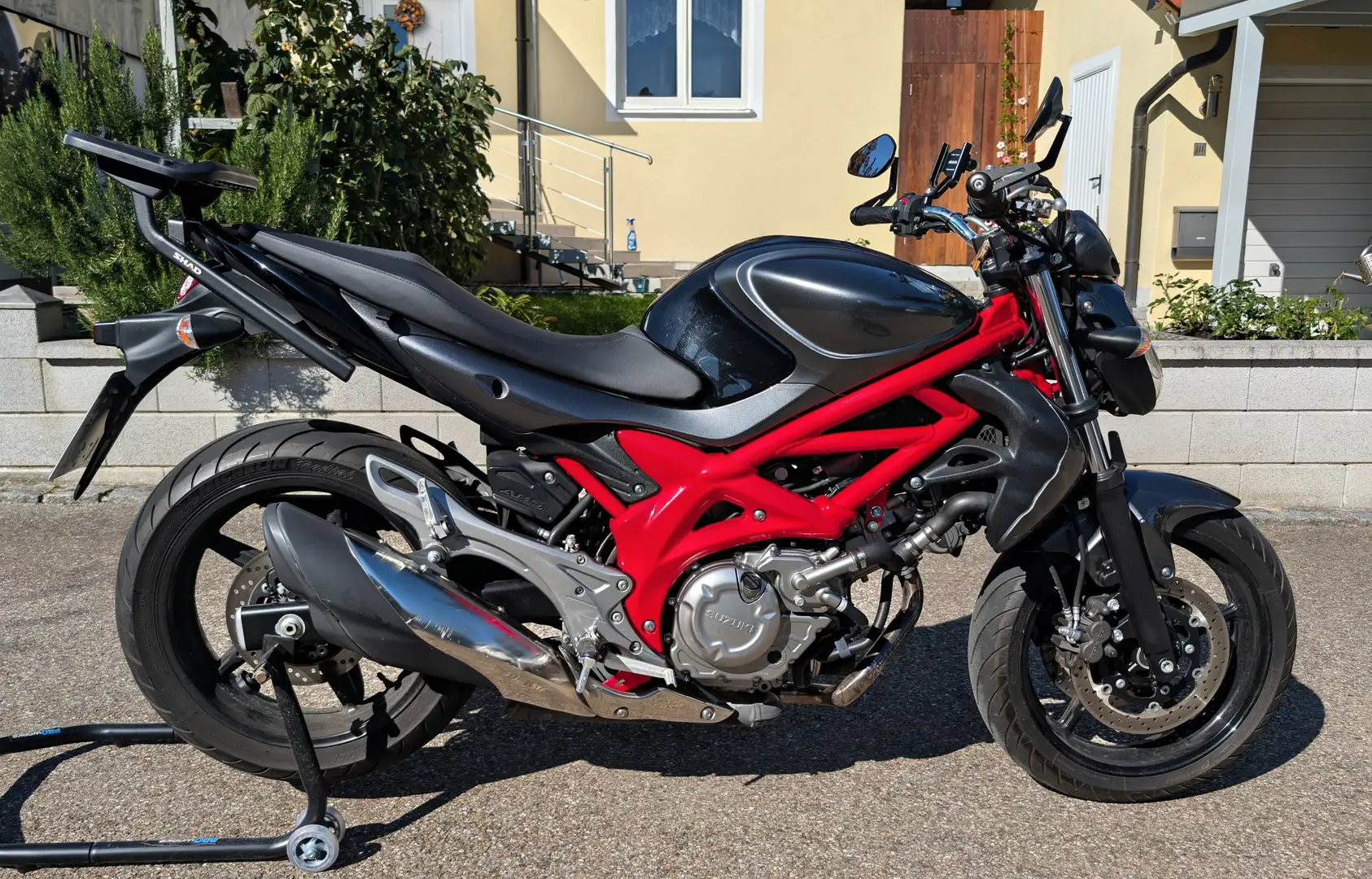 Suzuki Gladius 650 Czerwony - 1