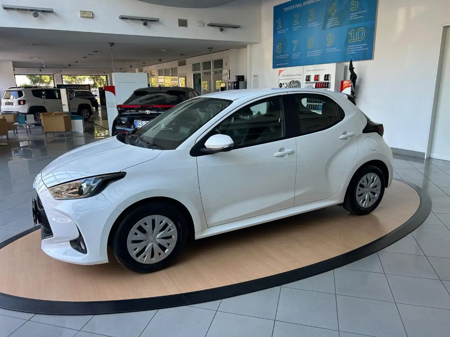 Toyota Yaris 1.5 Hybrid 5 porte Active Bianco - 2