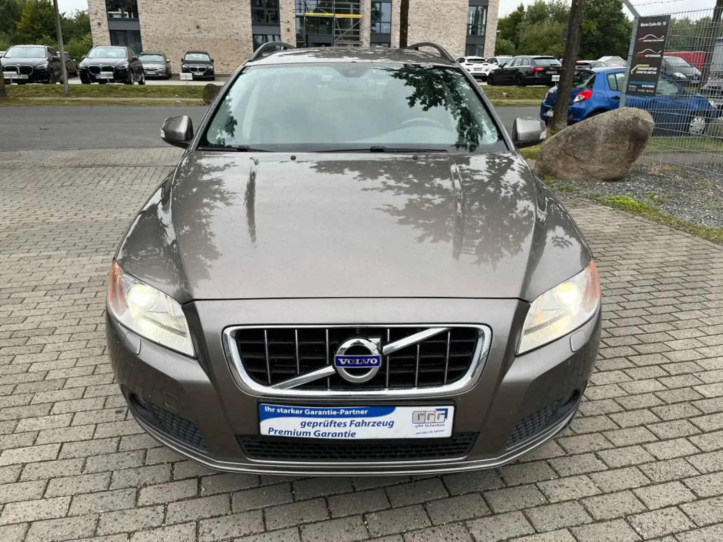 Volvo V70 Kombi 2.5 Momentum Leder Ahk Klimaautomatik Gris - 2