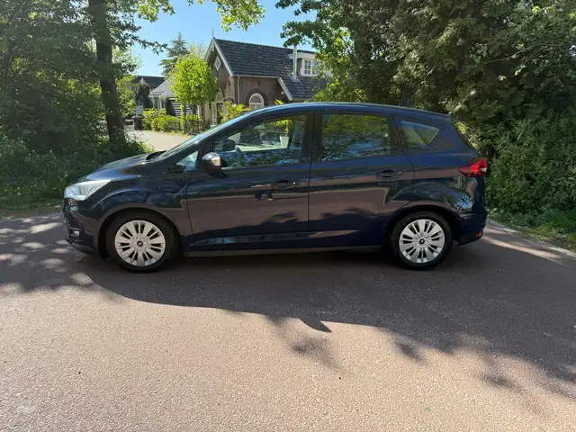 Ford C-Max view 3