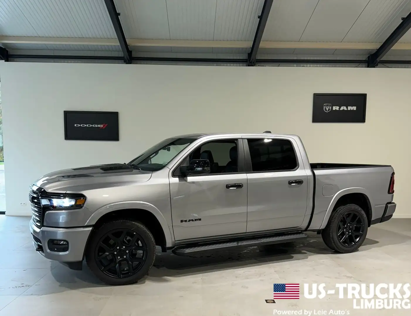 Dodge RAM Model 2025 Laramie Night Plateado - 1