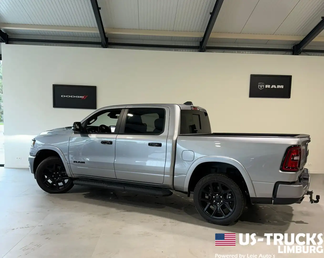 Dodge RAM Model 2025 Laramie Night Plateado - 2