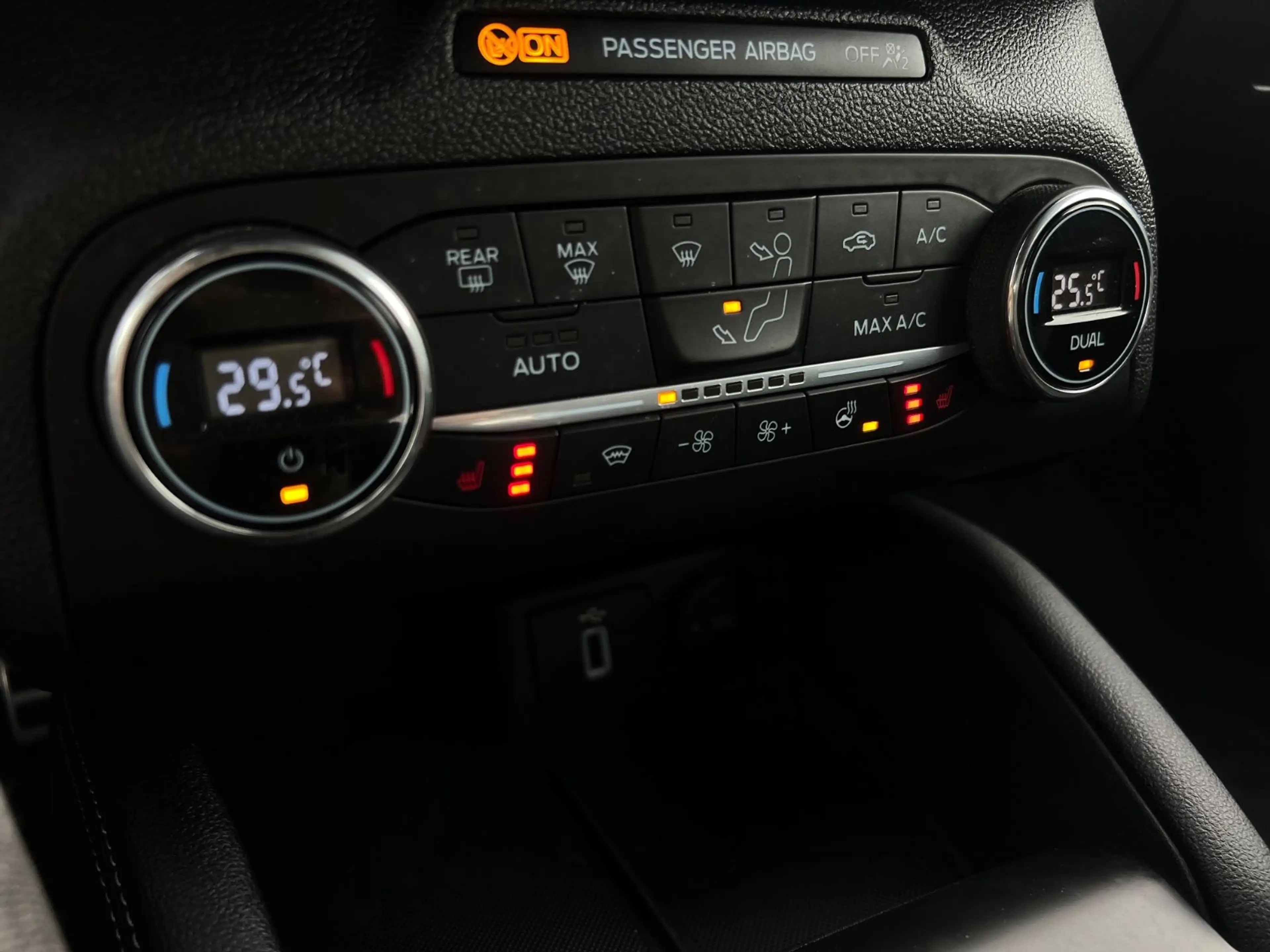 Ford Focus Lim. ST RECARO*NAVI*CAM*SPURH*STZH*LHZ — photo 9