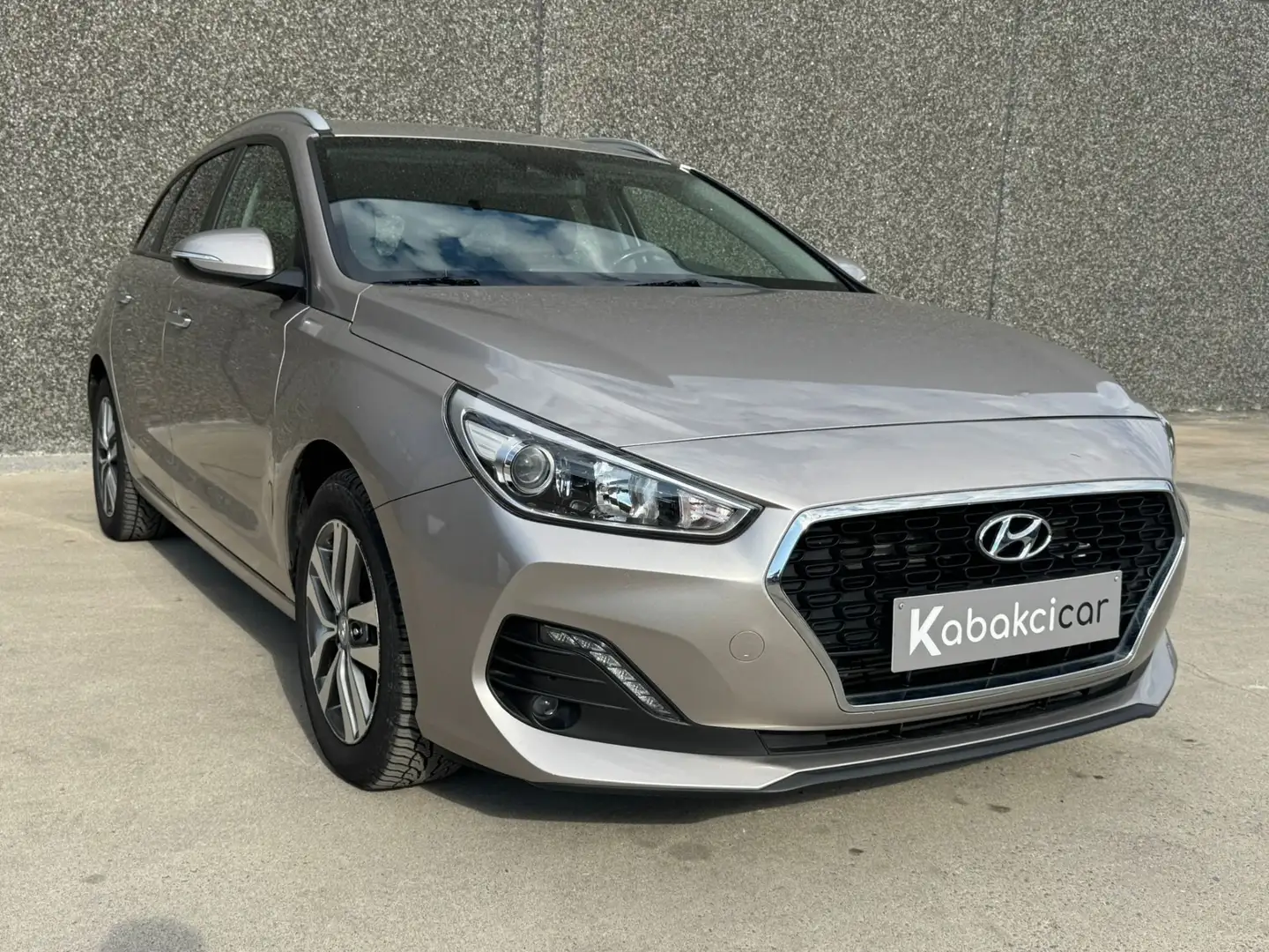 Hyundai i30 SW 1.6 CRDi 116cv/CARPLAY/CAPTEURS/AC/BT/GARANTIE Gris - 1