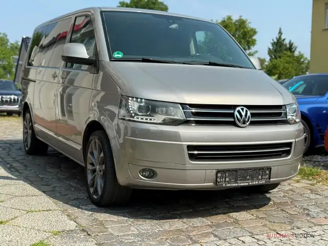 Volkswagen Transporter view 4
