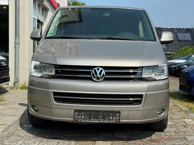 Volkswagen Transporter view 3