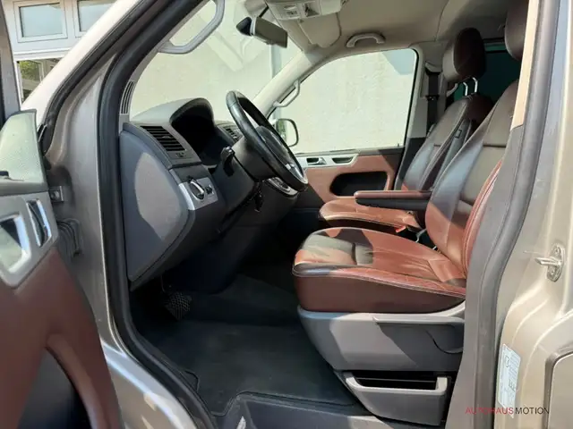 Volkswagen Transporter view 11