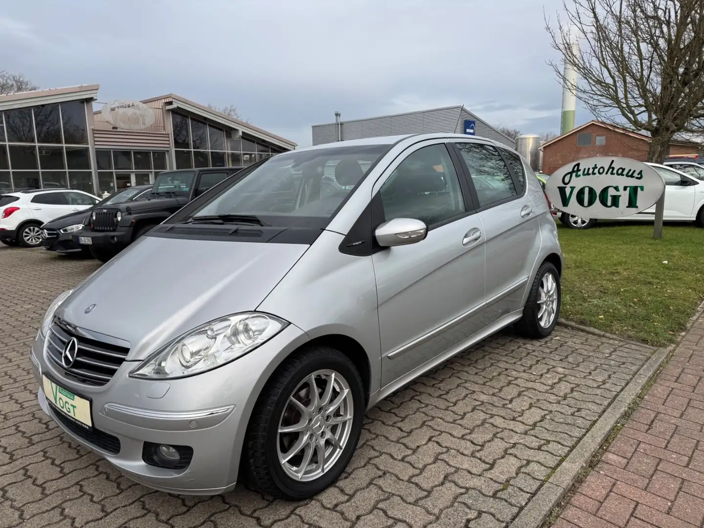 Mercedes-Benz A 200 Klima / PDC / Sitzh. / NAVI Silber - 1