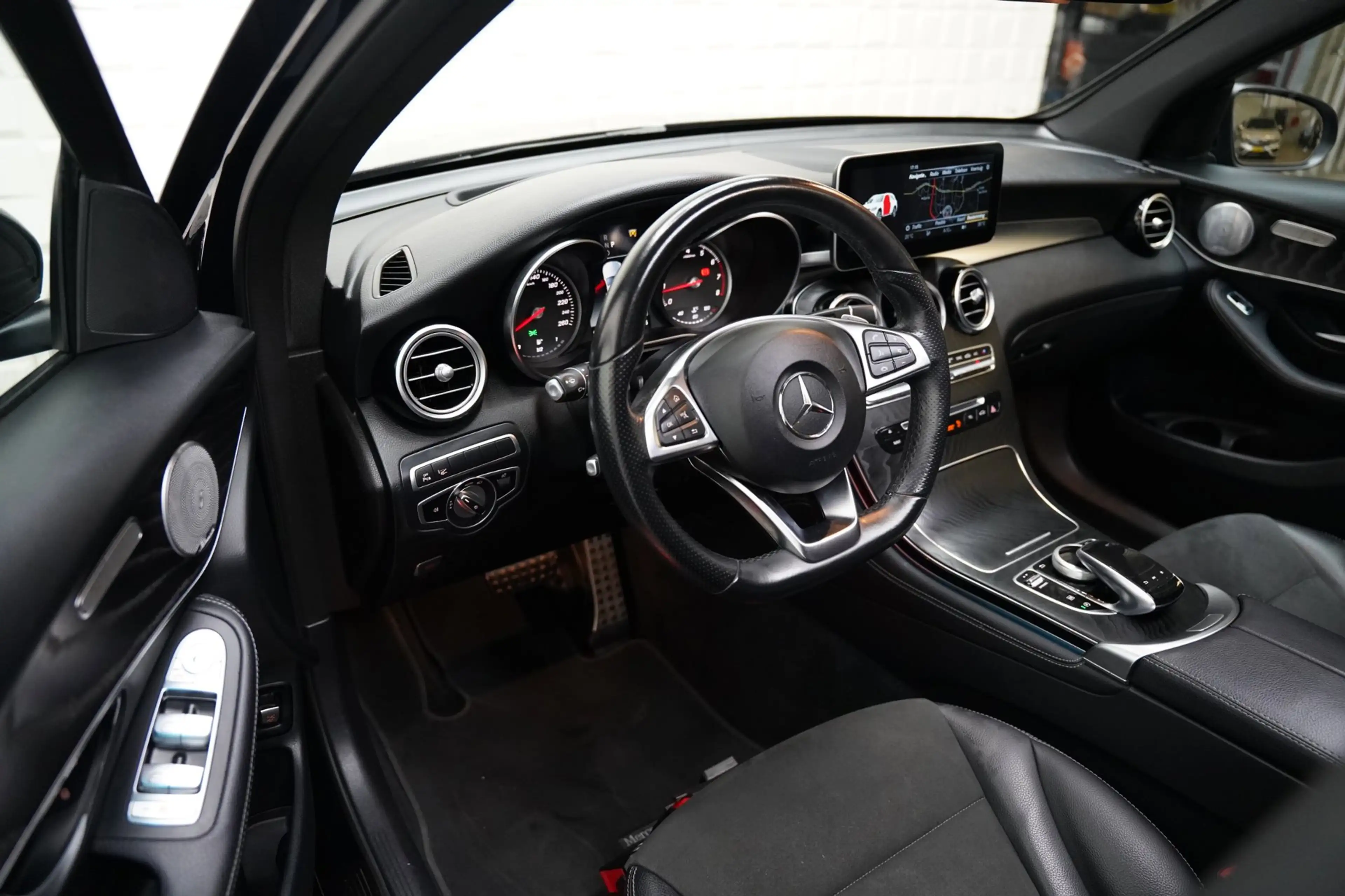 Mercedes-Benz GLC 250 4MATIC AMG NIGHT PANO SFEER — photo 10