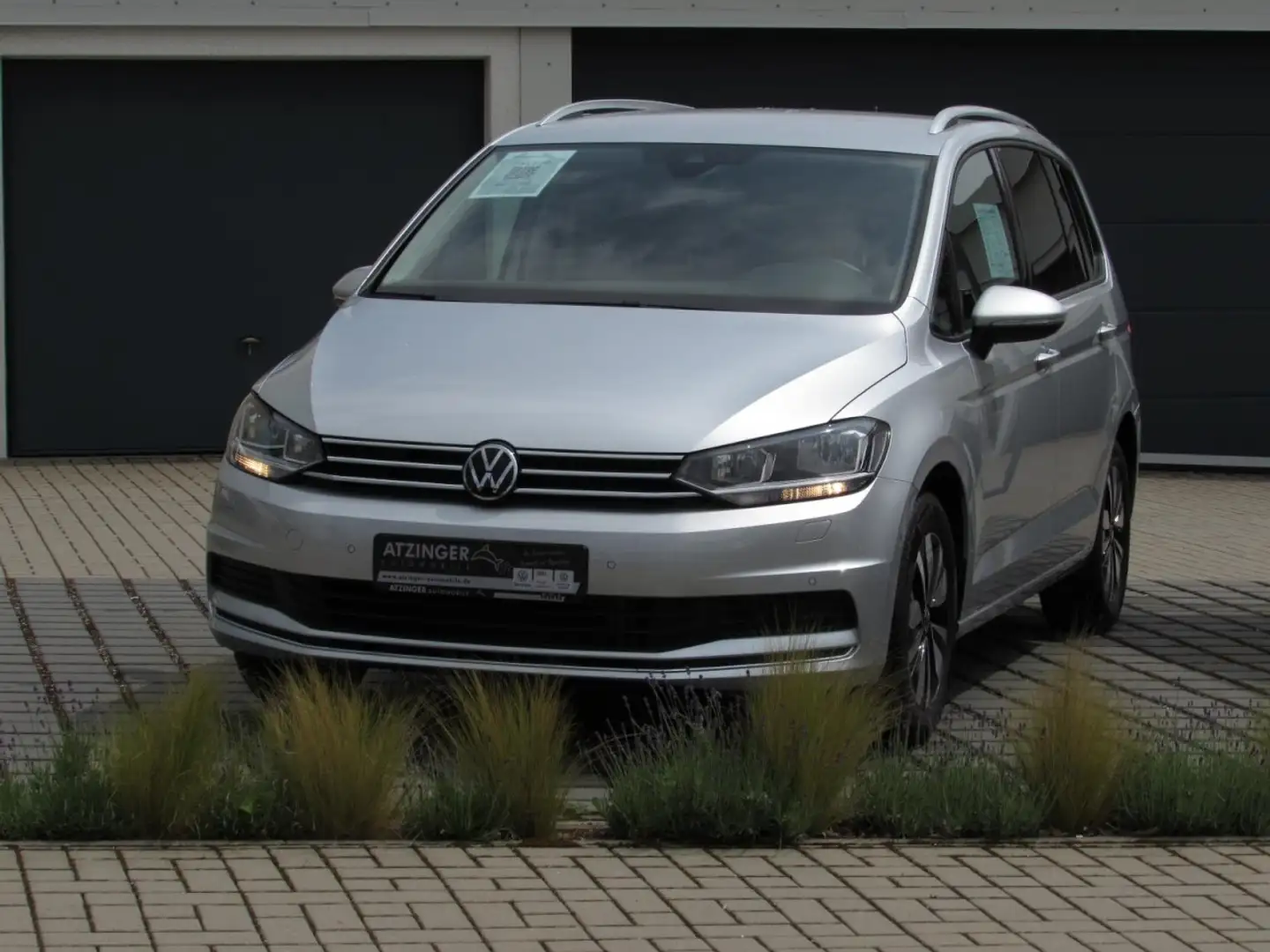 Volkswagen Touran MOVE 1,5l TSI DSG 7-Sitze Kamera Klima Navi Silber - 2