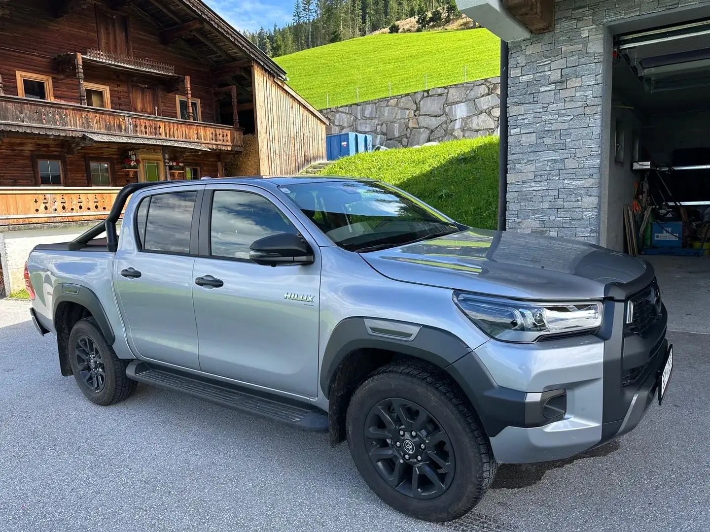Toyota Hilux DK Invincible 4WD 2,8 D-4D MHEV Aut. Gümüş rengi - 1