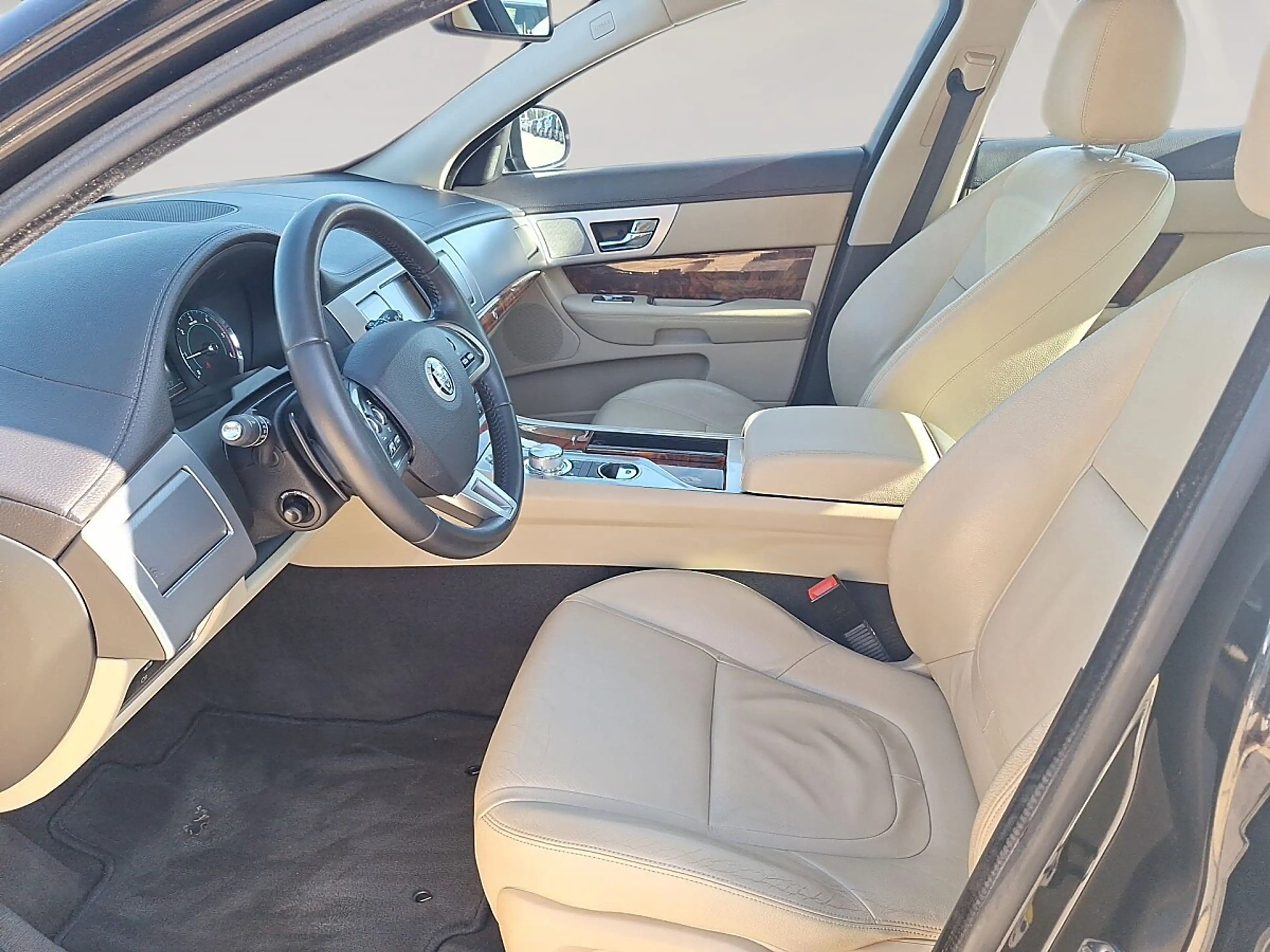 Jaguar XF 2,2 Diesel Luxury — photo 10