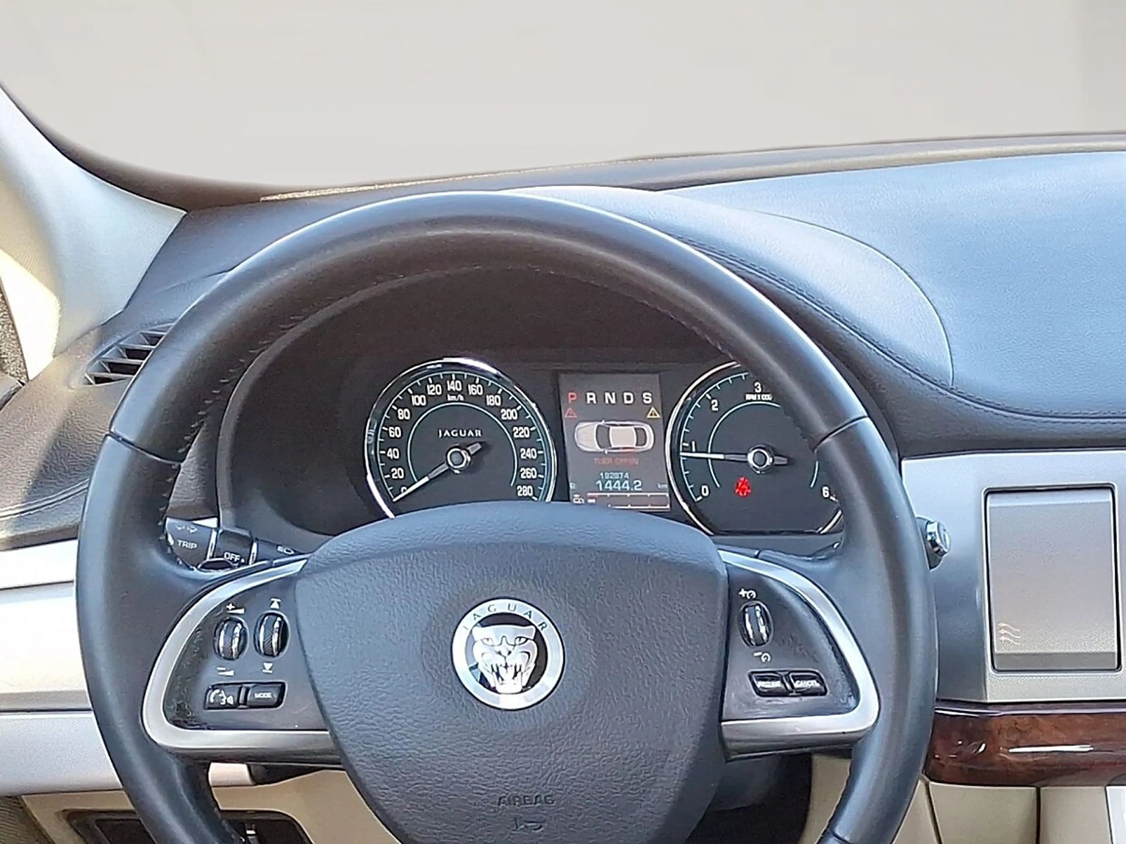 Jaguar XF 2,2 Diesel Luxury — photo 11