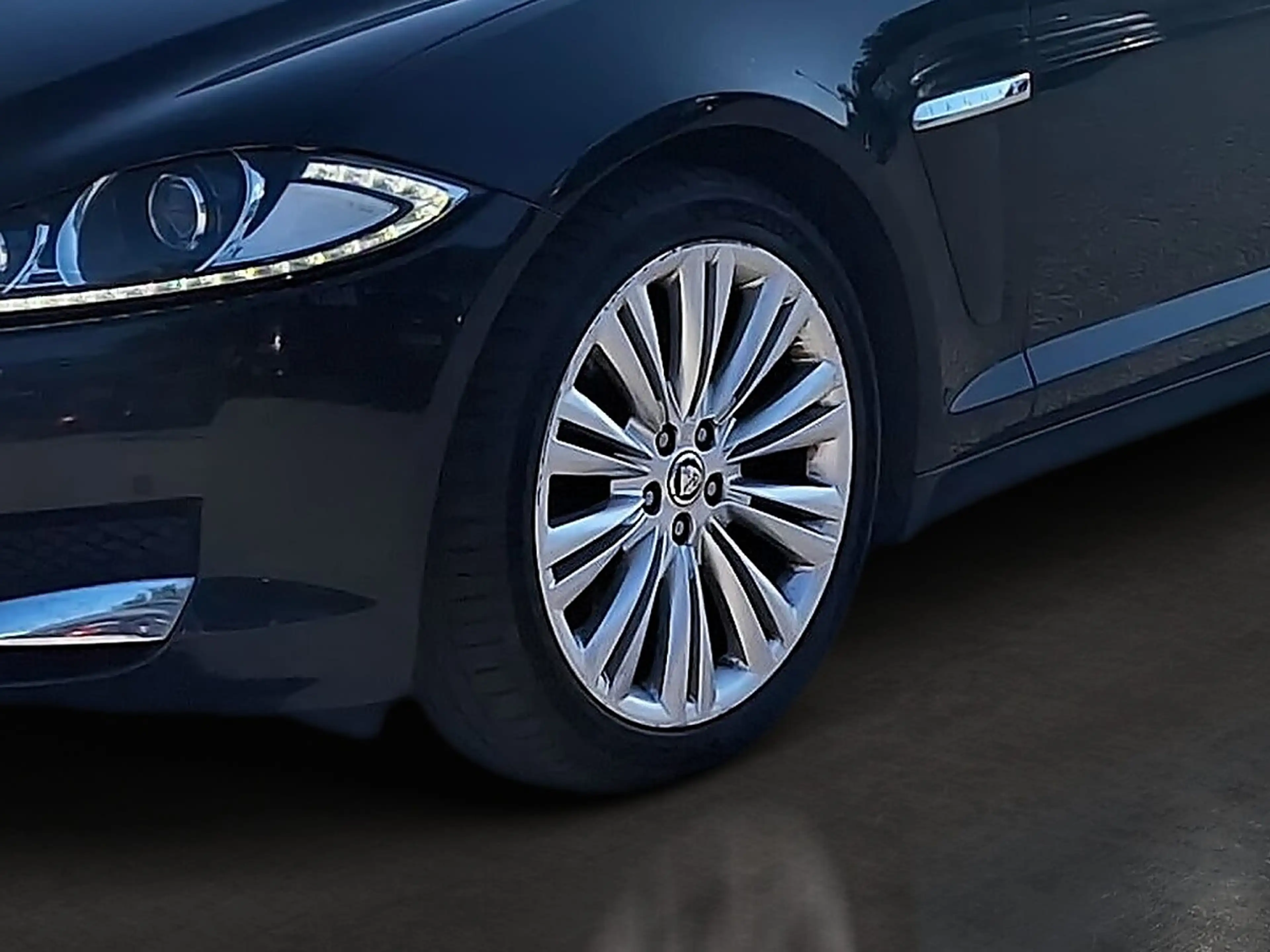 Jaguar XF 2,2 Diesel Luxury — photo 8