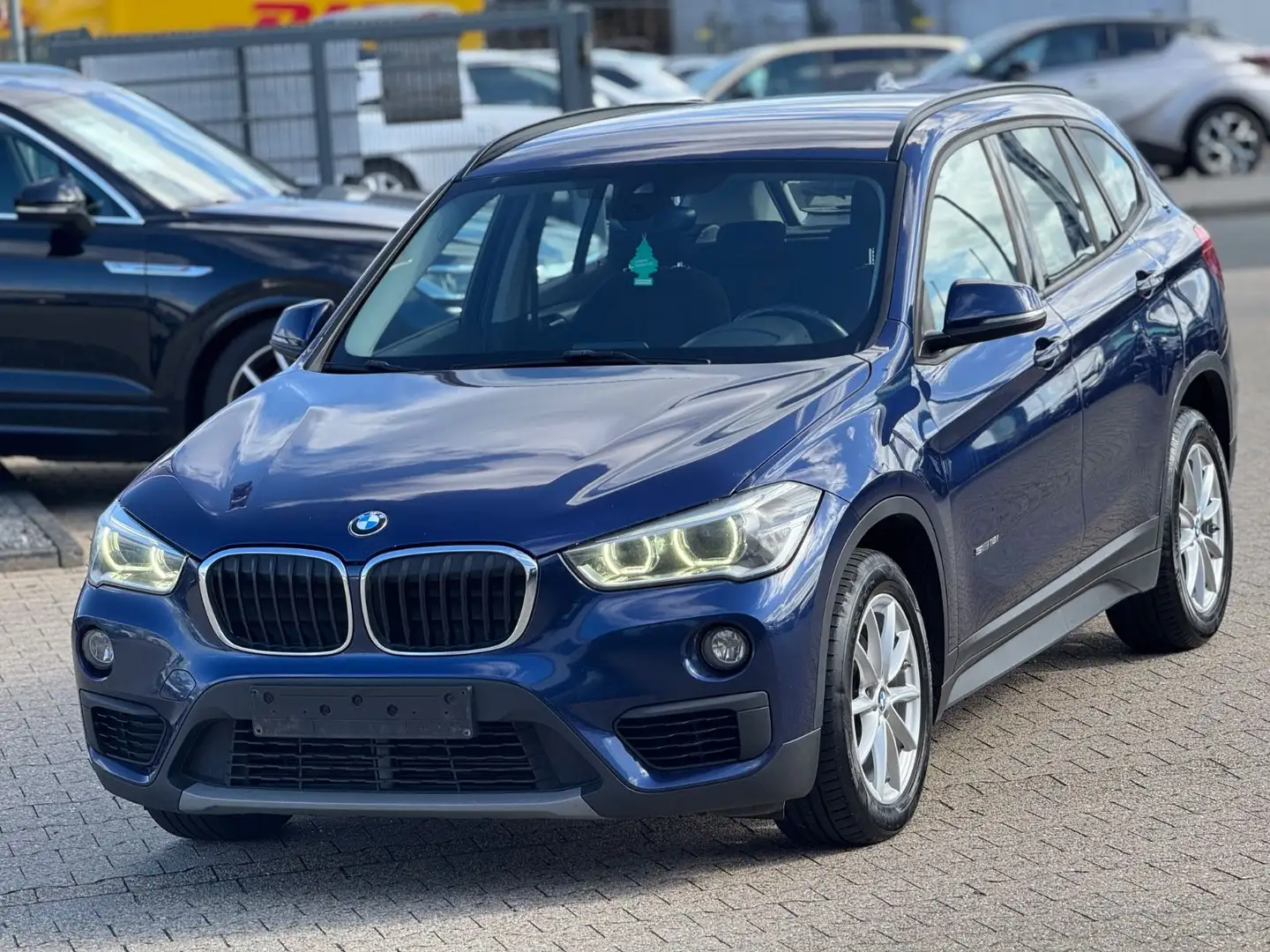 BMW X1 sDrive 18 i Advantage Blau - 1