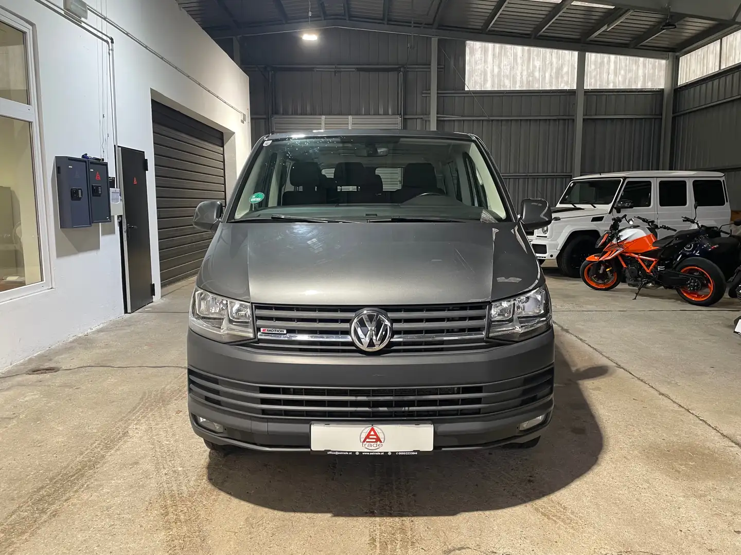 Volkswagen T6 Caravelle 2,0 TDI*Caravelle lang 4Motion*9 Sitzer*1 Besitz Grau - 2