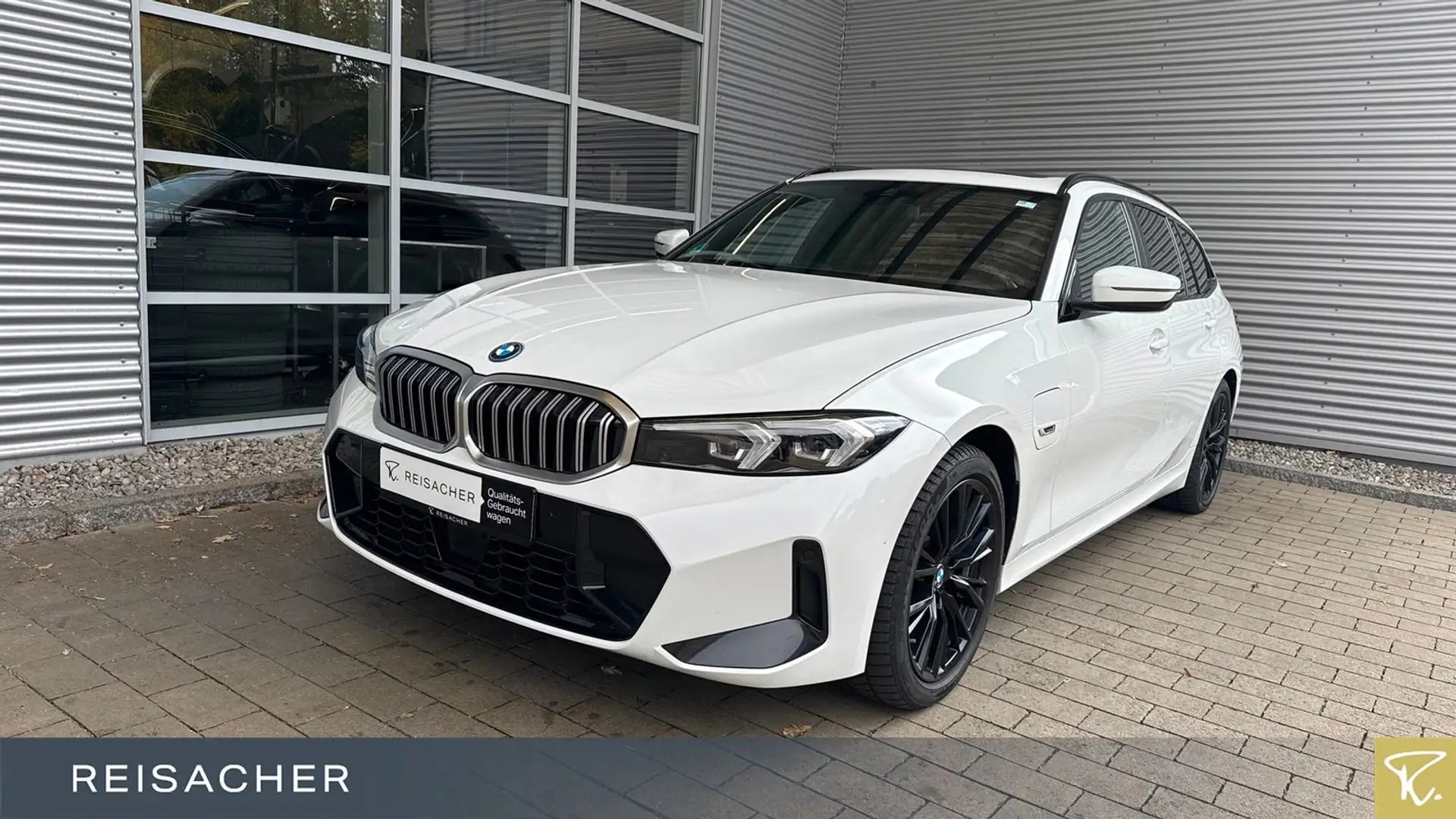 BMW 330 eA xDrive M-Sport Navi ACC LED Pano AHK Weiß - 1