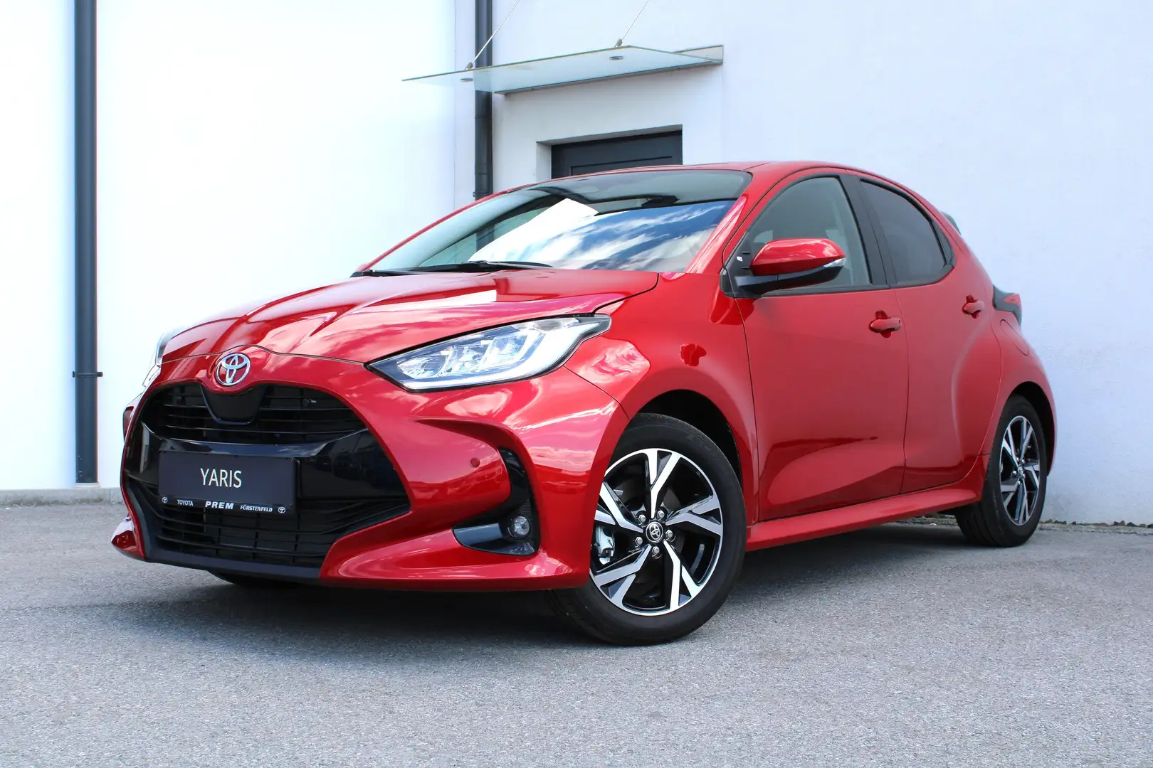 Toyota Yaris 1,5 VVT-i Hybrid Active Drive mit Safety Paket! Rot - 2
