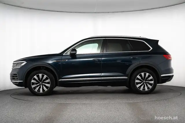 Volkswagen Touareg view 3