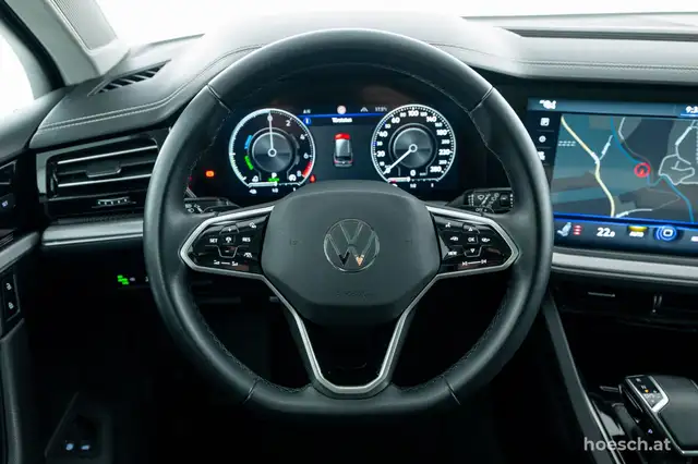 Volkswagen Touareg view 6