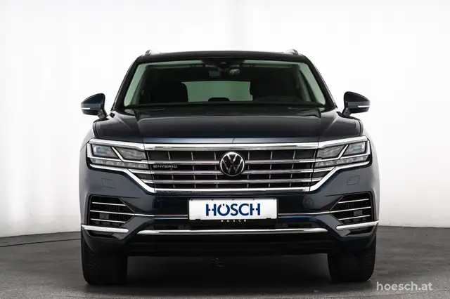 Volkswagen Touareg view 2