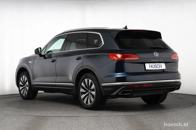 Volkswagen Touareg view 4