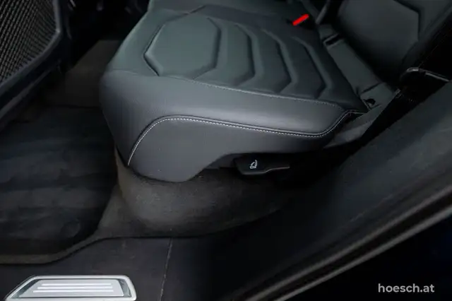 Volkswagen Touareg view 8