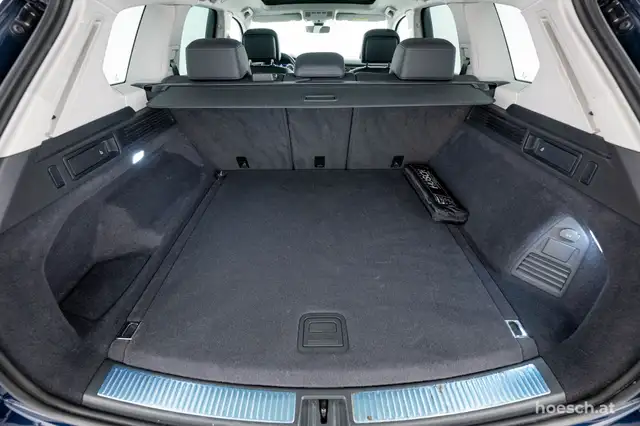 Volkswagen Touareg view 9