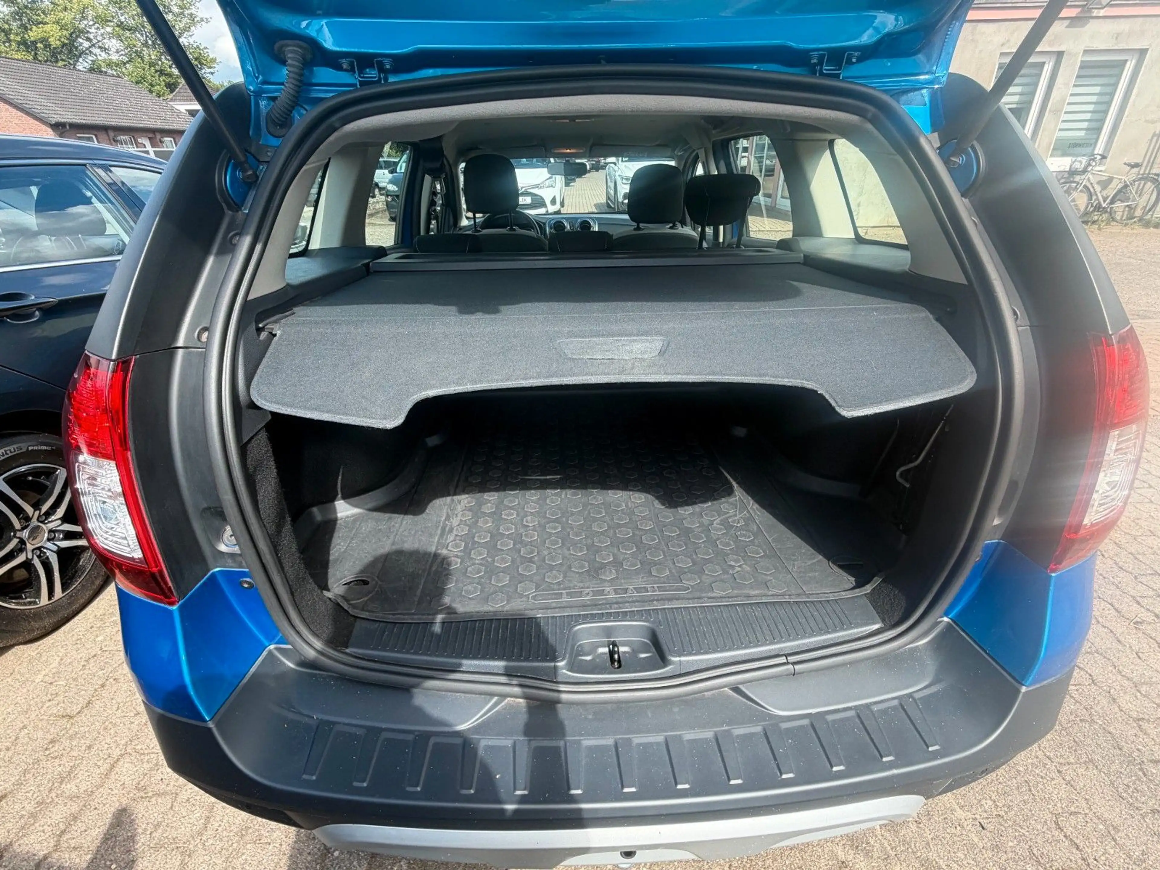Dacia Logan MCV II Kombi Stepway — photo 11