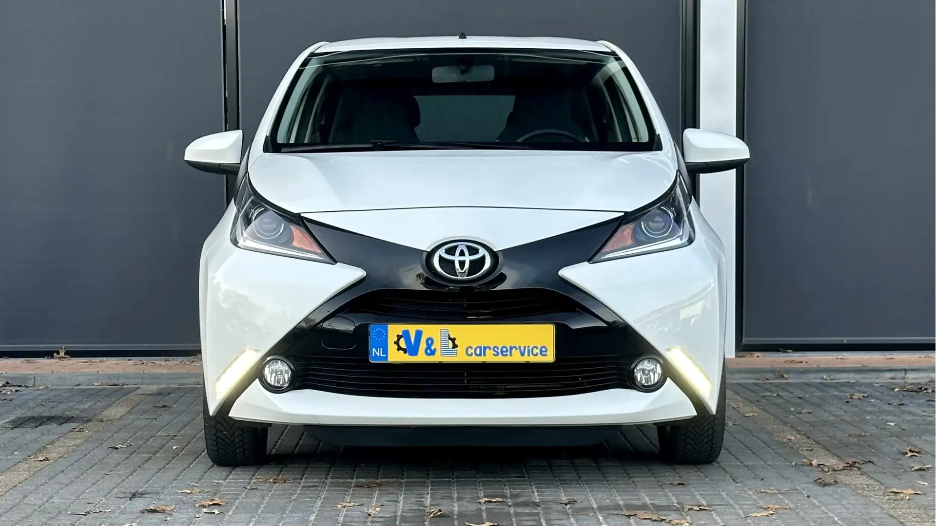 Toyota Aygo 1.0 VVT-i x-play / Clima / Cruise / Camera Blanco - 2