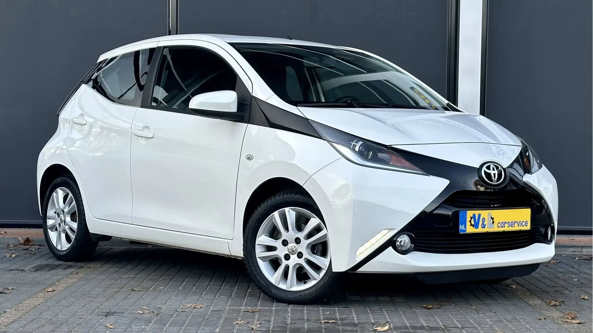 Toyota Aygo 1.0 VVT-i x-play / Clima / Cruise / Camera Blanco - 1