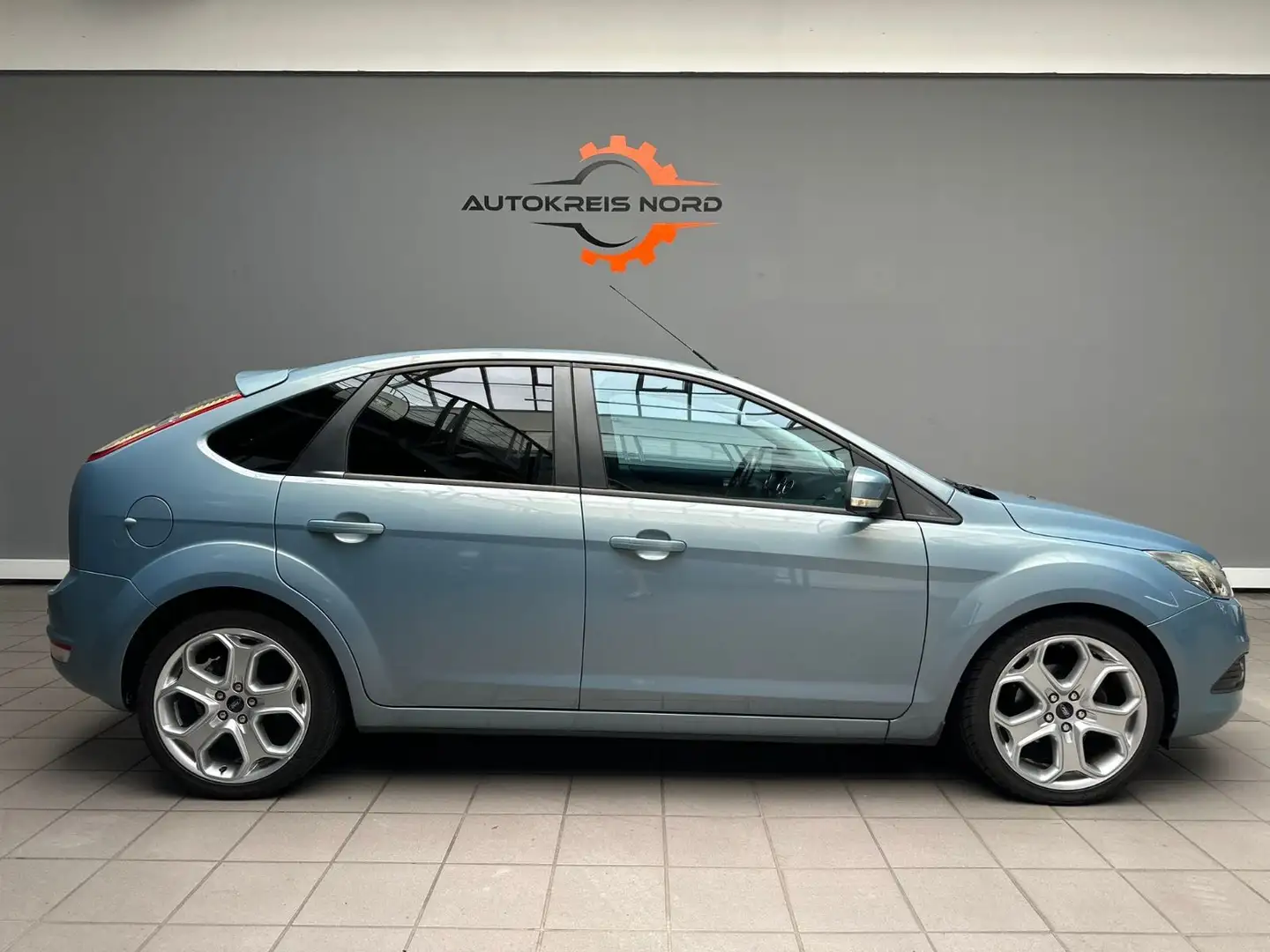 Ford Focus Lim. Titanium +HU NEU+AUTOMATIK+PDC+ Blau - 1