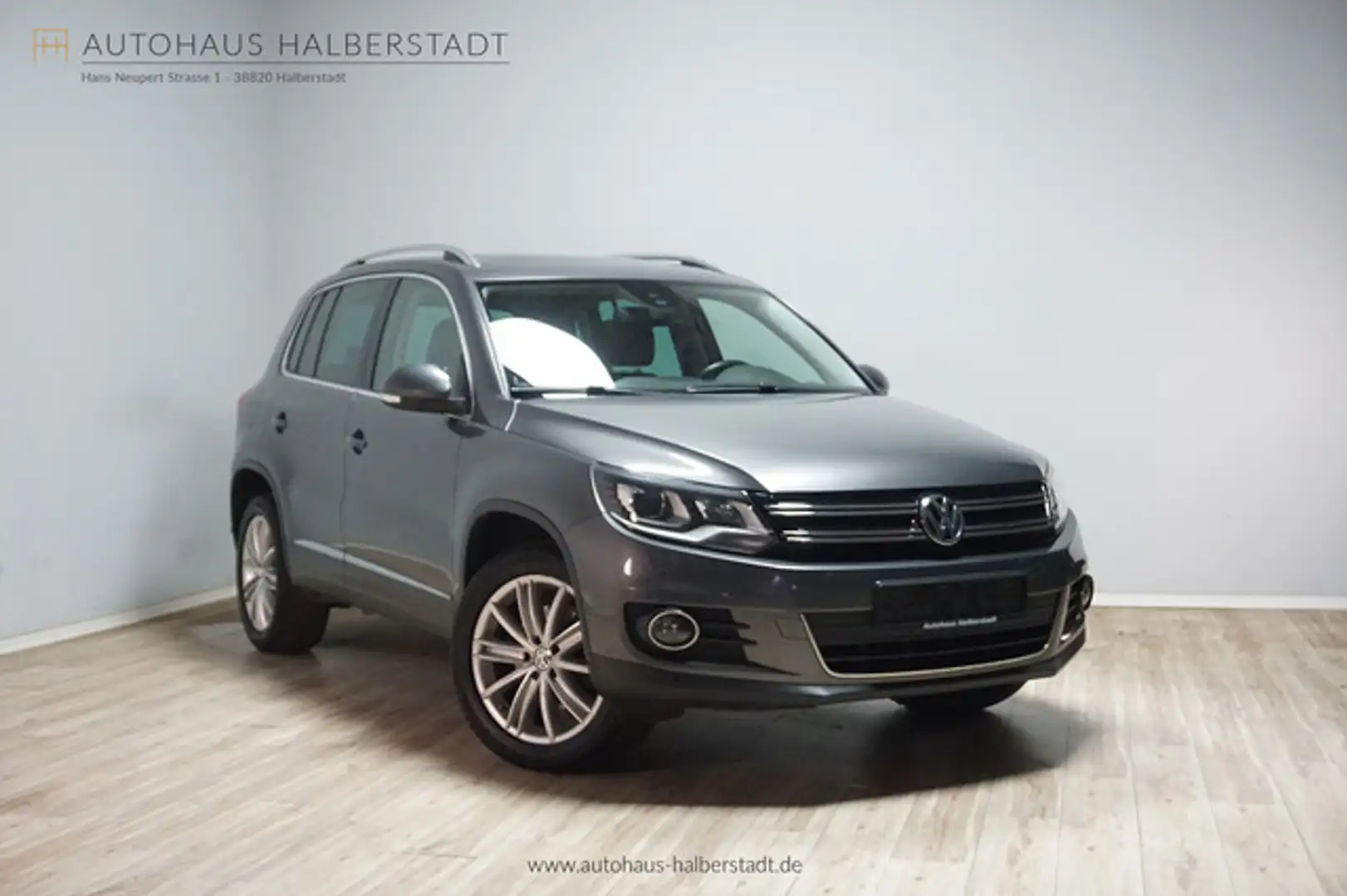 Volkswagen Tiguan 4Motion Leder/Panorama/Parklenk/Navi Grau - 1