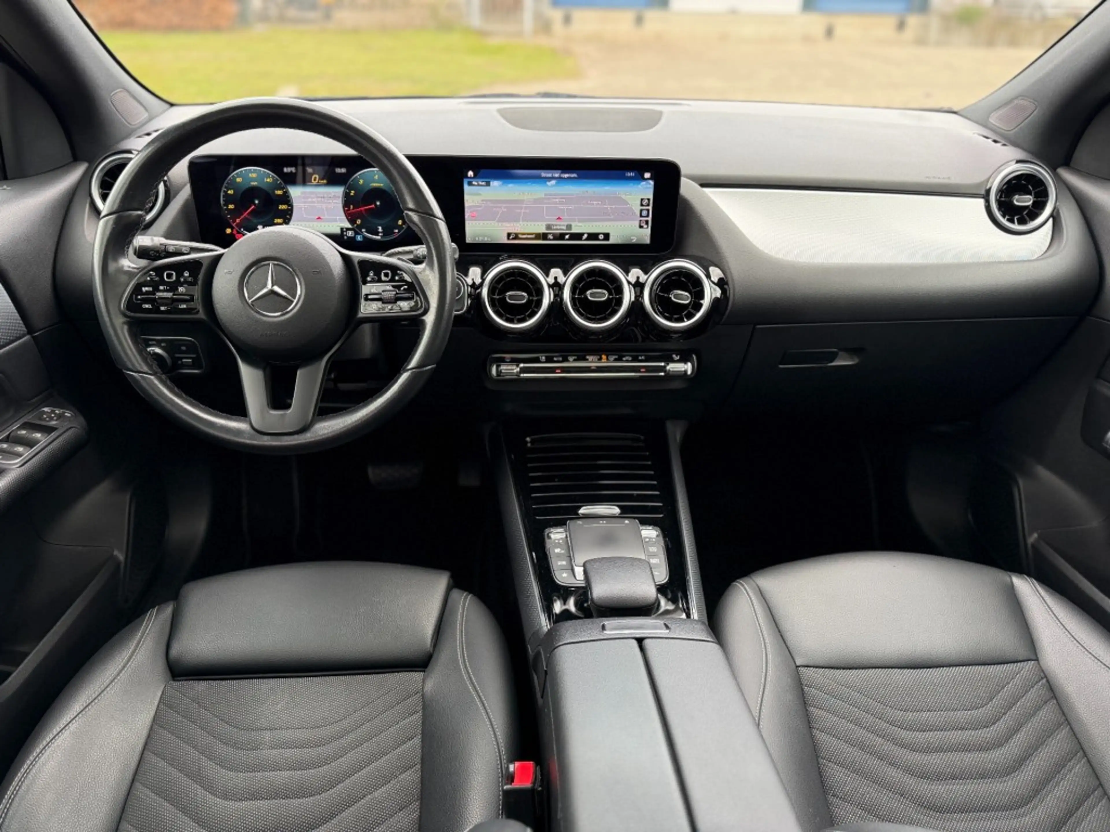 Mercedes-Benz GLA 180 180 Aut Panorama Camera — photo 13