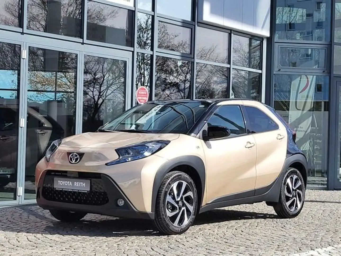 Toyota Aygo X Play Team Deutschland ACC Apple CarPlay Android Au Beige - 2